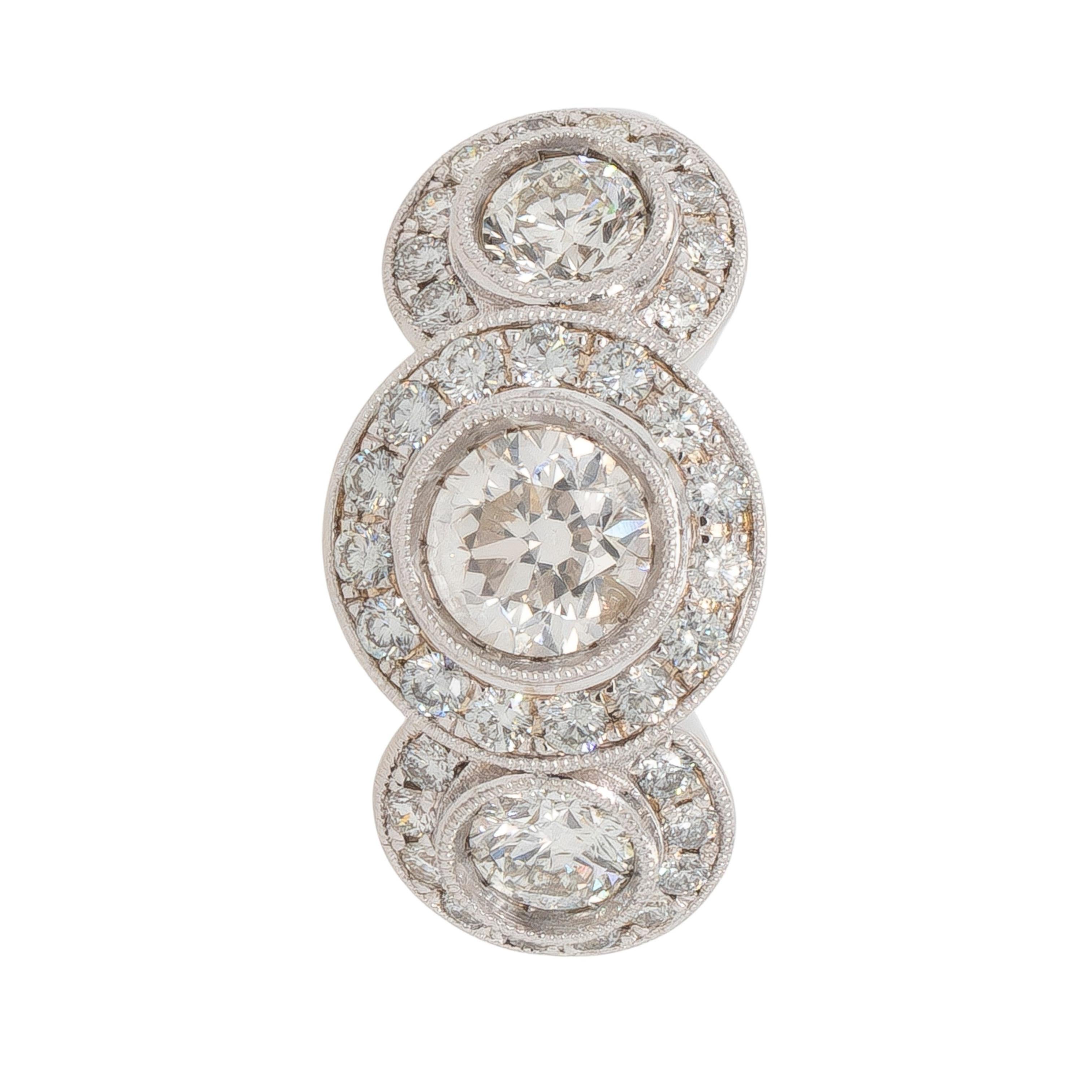 Bague en or blanc 18K avec halo de diamants à trois pierres en vente 6
