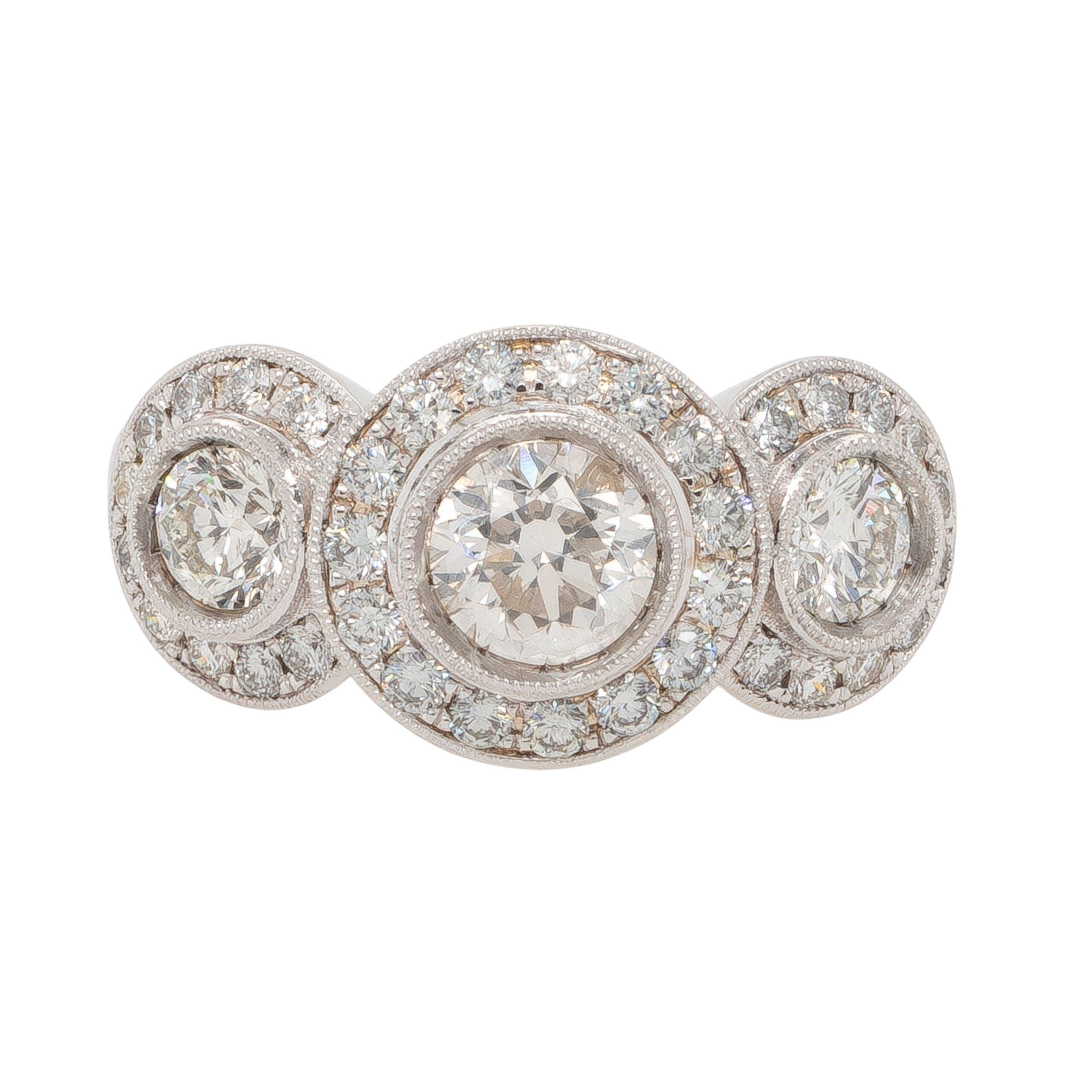 Bague en or blanc 18K avec halo de diamants à trois pierres en vente 2