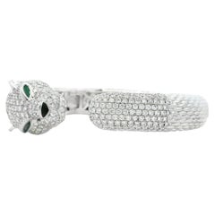 Bracciale “Pantera” in oro bianco 18 carati con smeraldi per un totale di 0,31 carati e pavé di diamanti rotondi per un totale di 10,57 carati