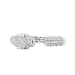 Bracciale “Pantera” in oro bianco 18 carati con smeraldi per un totale di 0,31 carati e pavé di diamanti rotondi per un totale di 10,57 carati