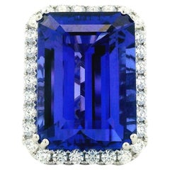 Anello in oro bianco 18 carati con tanzanite taglio smeraldo da 34,72 carati e diamanti a corona per un totale di 2,26 carati