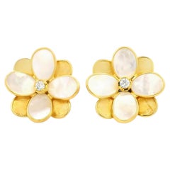 Orecchini a bottone "Petali Flower" di Marco Bicego in oro giallo 18k con diamanti per un totale di 0,60 carati e madreperla