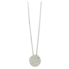 Collana con ciondolo a bottone in oro bianco 18 carati con pavé di diamanti taglio brillante rotondo da 0,55 carati in totale