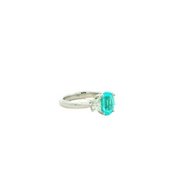 Anello a tre pietre in platino con tormalina Paraiba ovale da 1,66 ct e diamanti per un totale di 0,64 ct