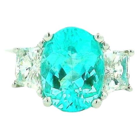 Anillo de tres piedras de platino con una turmalina Paraíba ovalada de 1,66 ct y diamantes de 0,64 ct en total en venta