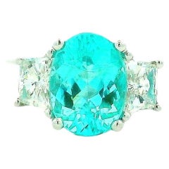 Anillo de tres piedras de platino con una turmalina Paraíba ovalada de 1,66 ct y diamantes de 0,64 ct en total
