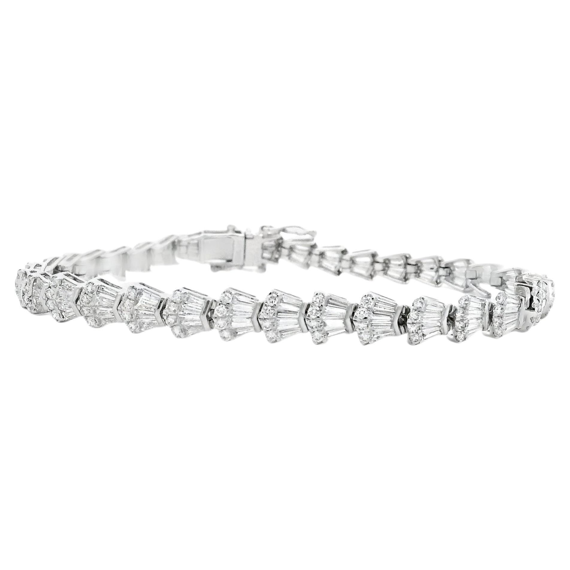 Tennisarmband aus 14-karätigem Weißgold mit Diamanten im Baguette- und Rundschliff, insgesamt 5,05 Karat im Angebot