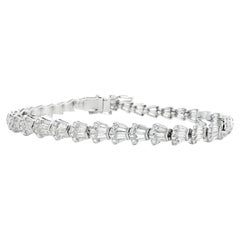 Tennisarmband aus 14-karätigem Weißgold mit Diamanten im Baguette- und Rundschliff, insgesamt 5,05 Karat