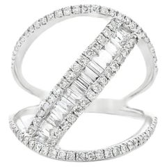 Anello bypass in oro bianco 14k con diamanti taglio baguette e brillante rotondo per un totale di 0,90 carati