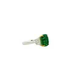 Platino e oro giallo 18 carati, smeraldo verde vivido da 5,90 carati con taglio a cuscino e diamanti
