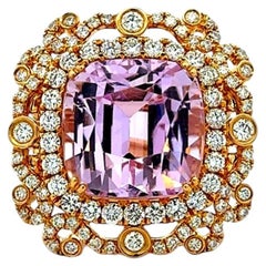 Anello con halo in oro giallo 18 carati, certificato GIA, con kunzite da 17,51 carati e diamanti per un totale di 1,97 carati