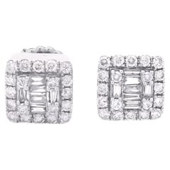 Pendientes de botón de oro blanco de 14k con diamantes en forma de baguette y redondos dispuestos en racimo