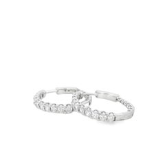 Orecchini a cerchio in oro bianco 14k con pavé di diamanti ovali per un totale di 2,37 carati