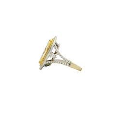 Ring aus 18-karätigem Bicolor-Gold mit einem 2,01 Karat schweren gelben Fancy-Diamanten im Marquise-Schliff und doppeltem Halo, mit