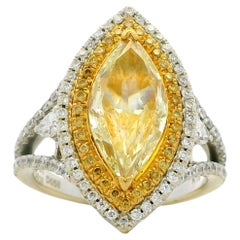 Ring aus 18-karätigem Bicolor-Gold mit einem 2,01 Karat schweren gelben Fancy-Diamanten im Marquise-Schliff und doppeltem Halo, mit