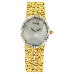 Montre pour femme Piaget 9826 N21 en or jaune 18 carats, avec lunette en nacre sertie de diamants