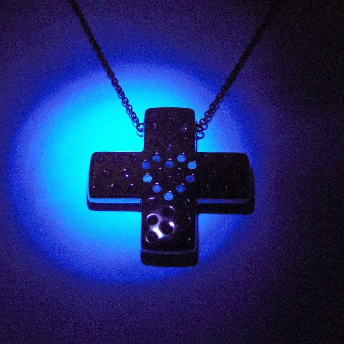 DIAMONDS IN LOVE
Series Les Voyages a Travers l' Univers.

Diamond Stars and Vivacious Diamonds scintillations. 

PERFORMANCE ART: 
Under a gem light Natural Luminous Diamonds glow as blue shiny stars to reveal the iconic DIAMONDS IN LOVE. 
Viewers'