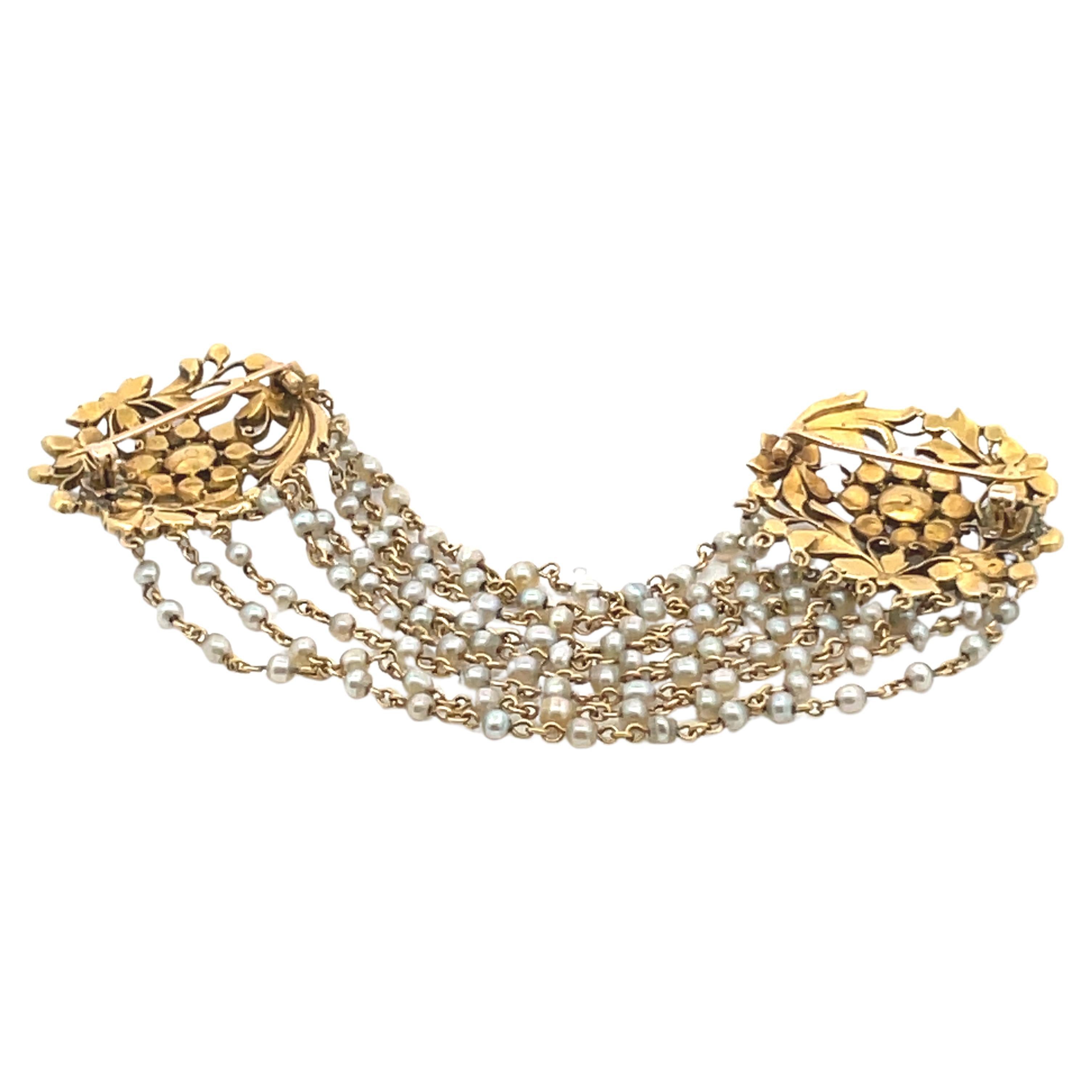 Charmante épingle à feston ancienne, vers la fin des années 1800, composée de 9 rangs de perles naturelles d'eau douce, d'environ 3 mm chacune, ancrées de chaque côté avec des épingles à motif floral en or à haute teneur en diamants, serties de