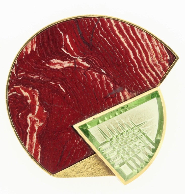 Rare Bernd Munsteiner brooch, circa 1990,  is an arc of natural red jasper set in 18K yellow gold, intersected by a 16.55 carat peridot, cut by Bernd in a wedge, incised at back in a grid pattern that echoes the lines in the jasper. 2