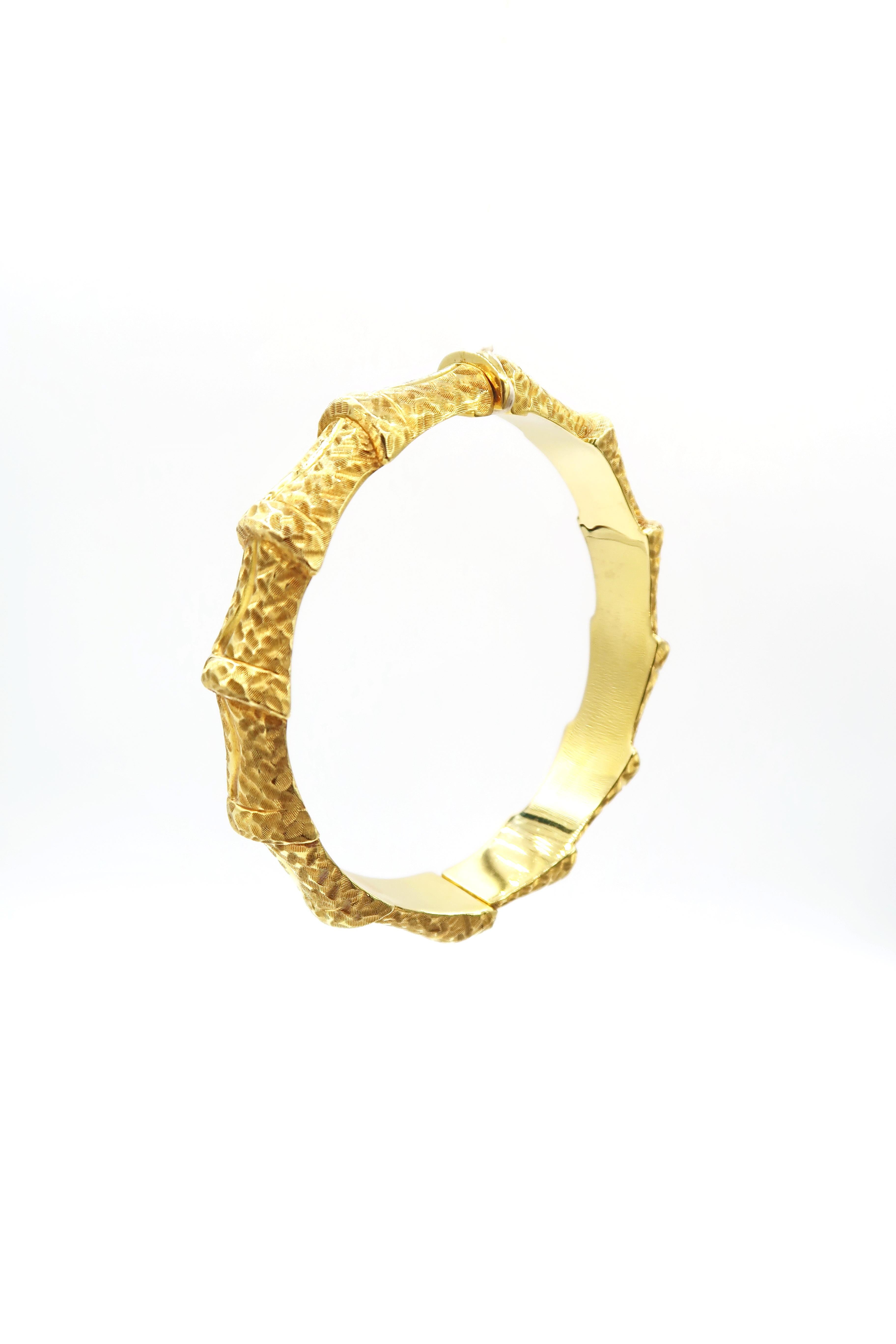 18 Karat Bamboo Carved Gold Plain Bangle In New Condition For Sale In Bangkok, TH