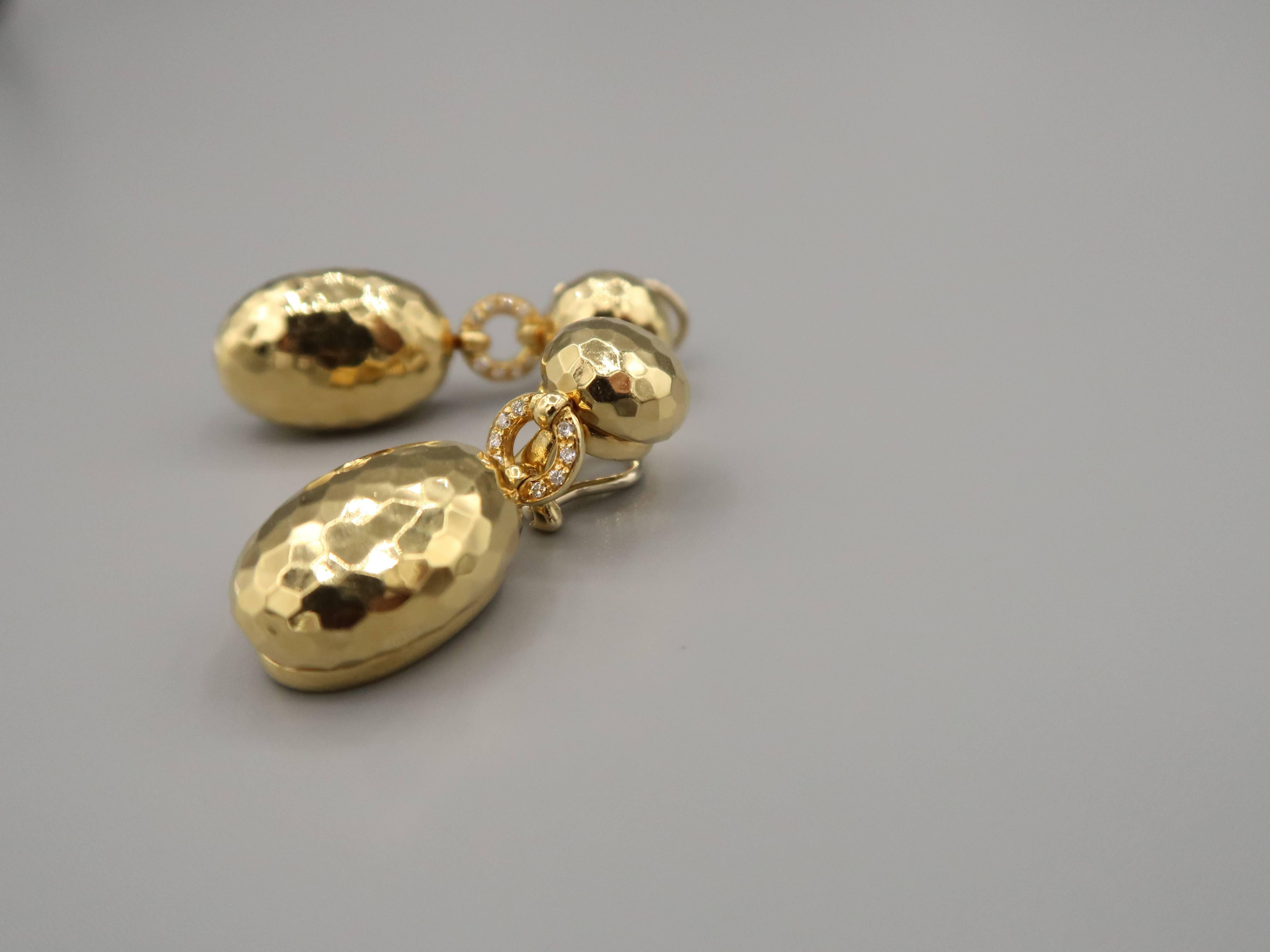 Gold Hammered Diamond Earrings In Good Condition In Bangkok, TH