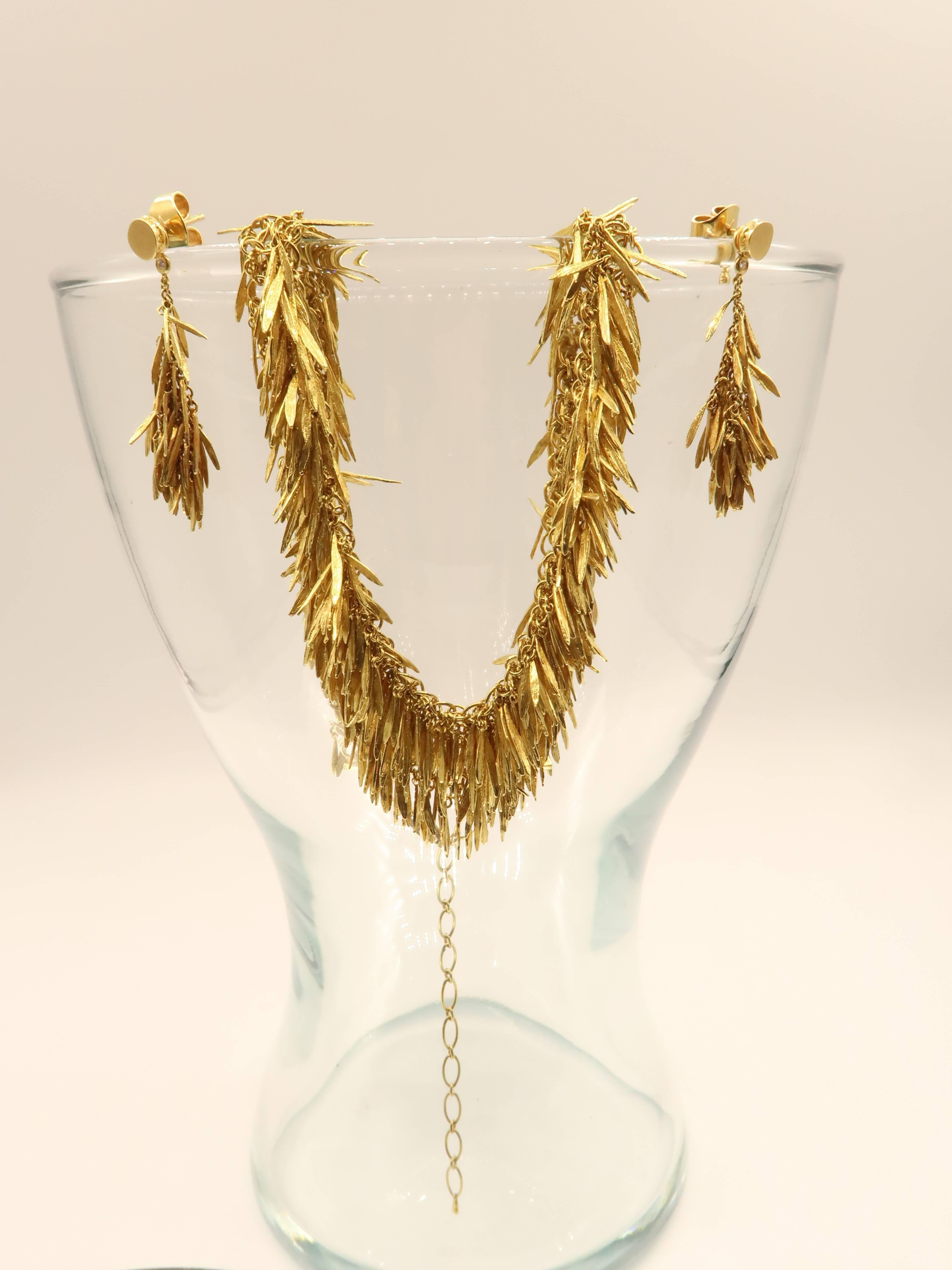 Individual handcrafted feather motifs create the antique golden layered effect for this exceptional H. Stern necklace and earrings set. Feathers are entirely made by hands and linked to the chain.

H. Stern Feathers Brushed Gold Necklace
Gold :