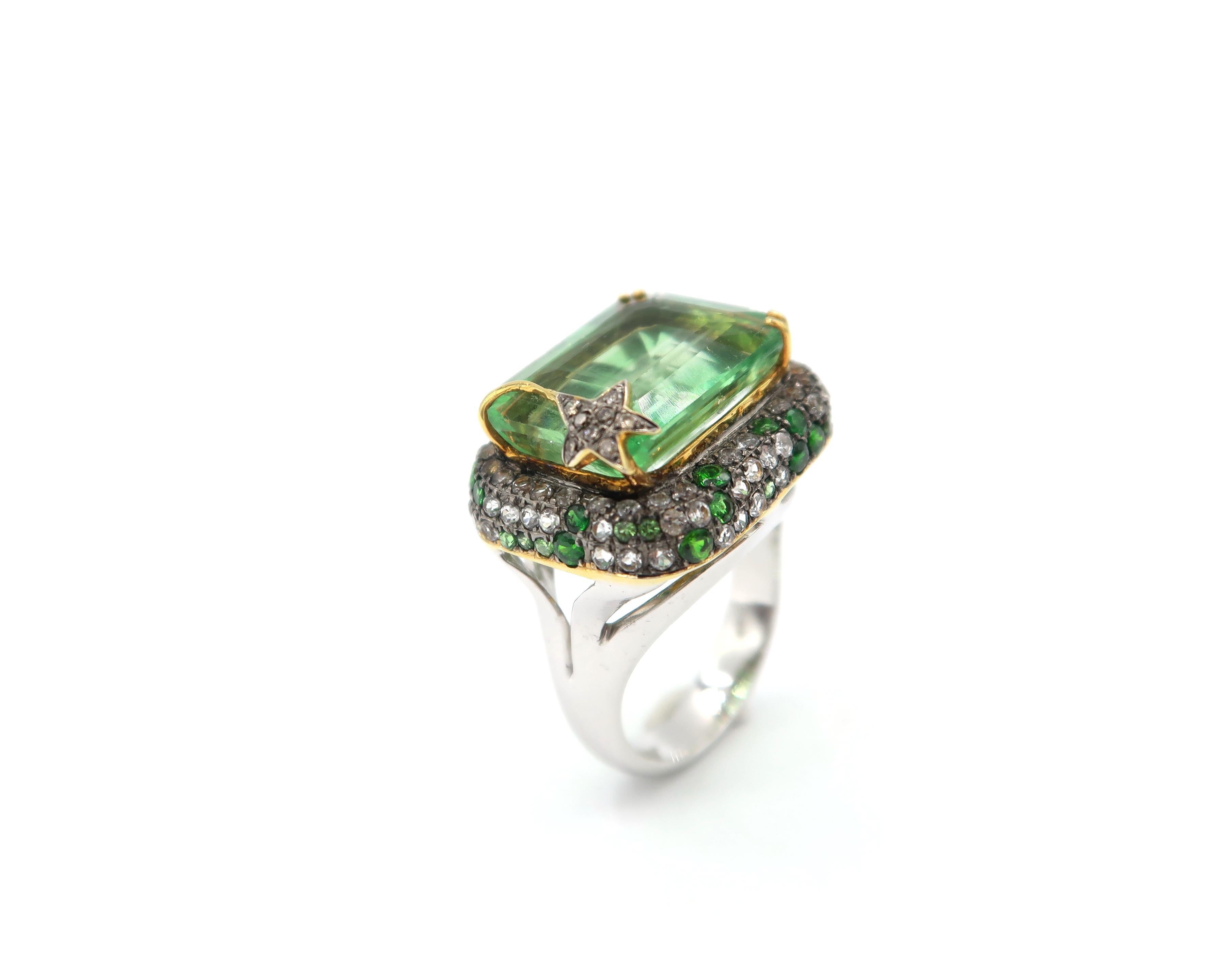 Important 13.58 Carat Fluorite Gold Ring Tsavorite Smoky Topaz In New Condition For Sale In Bangkok, TH