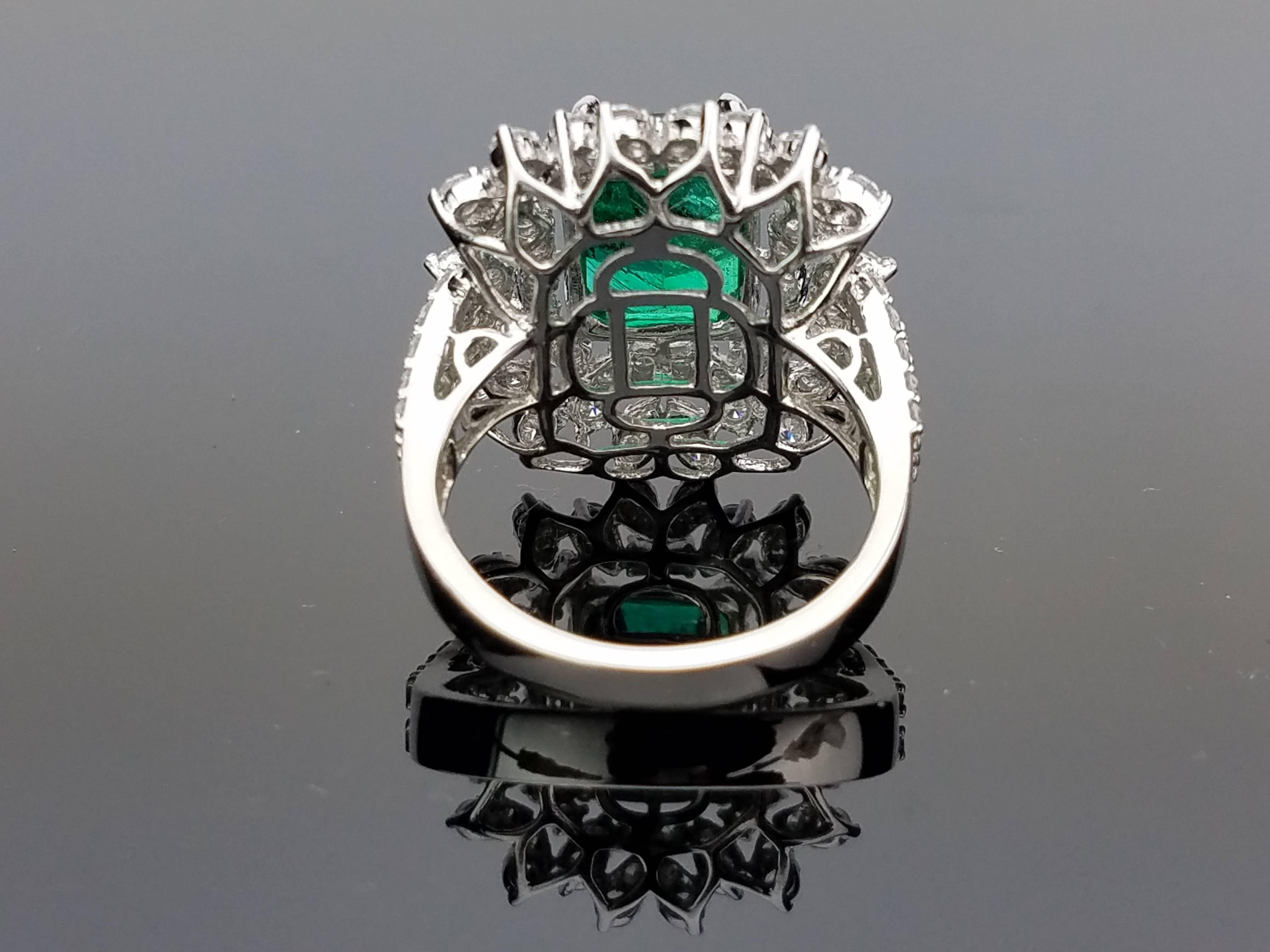 White Gold Zambian Emerald Ring with Diamond Cocktail Ring In New Condition In Bangkok, Thailand