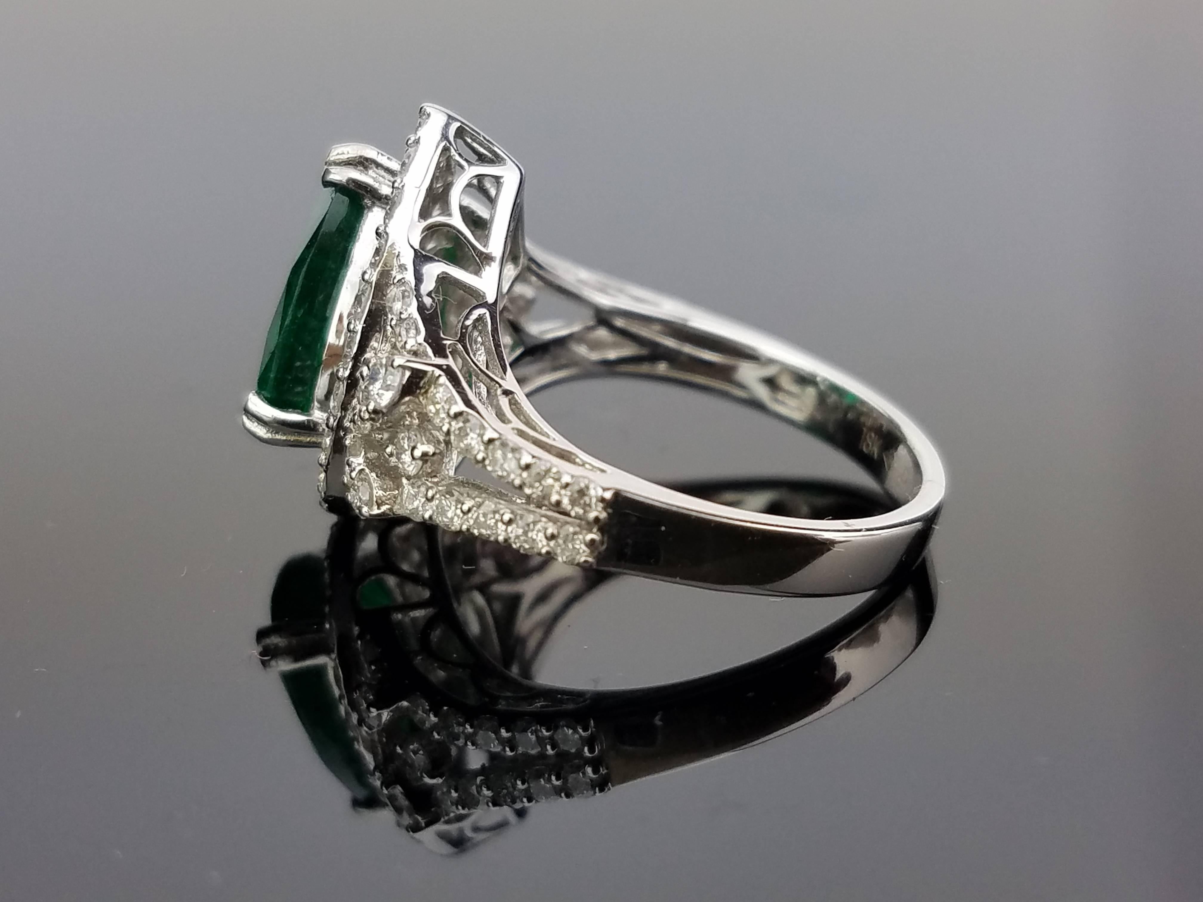 Cocktail-Ring mit Smaragd in Birnenform und Diamant (Moderne) im Angebot