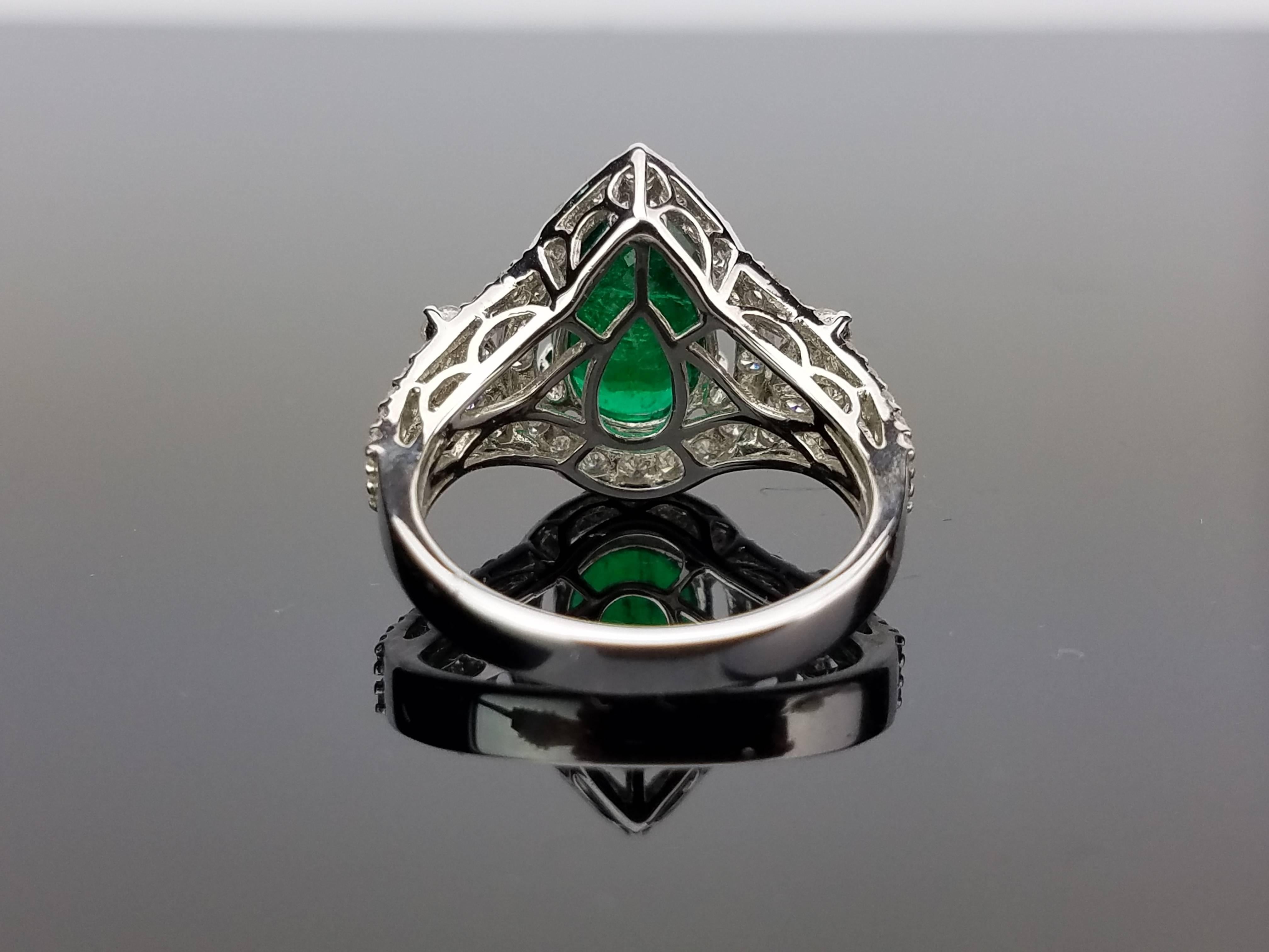 Cocktail-Ring mit Smaragd in Birnenform und Diamant im Zustand „Neu“ im Angebot in Bangkok, Thailand