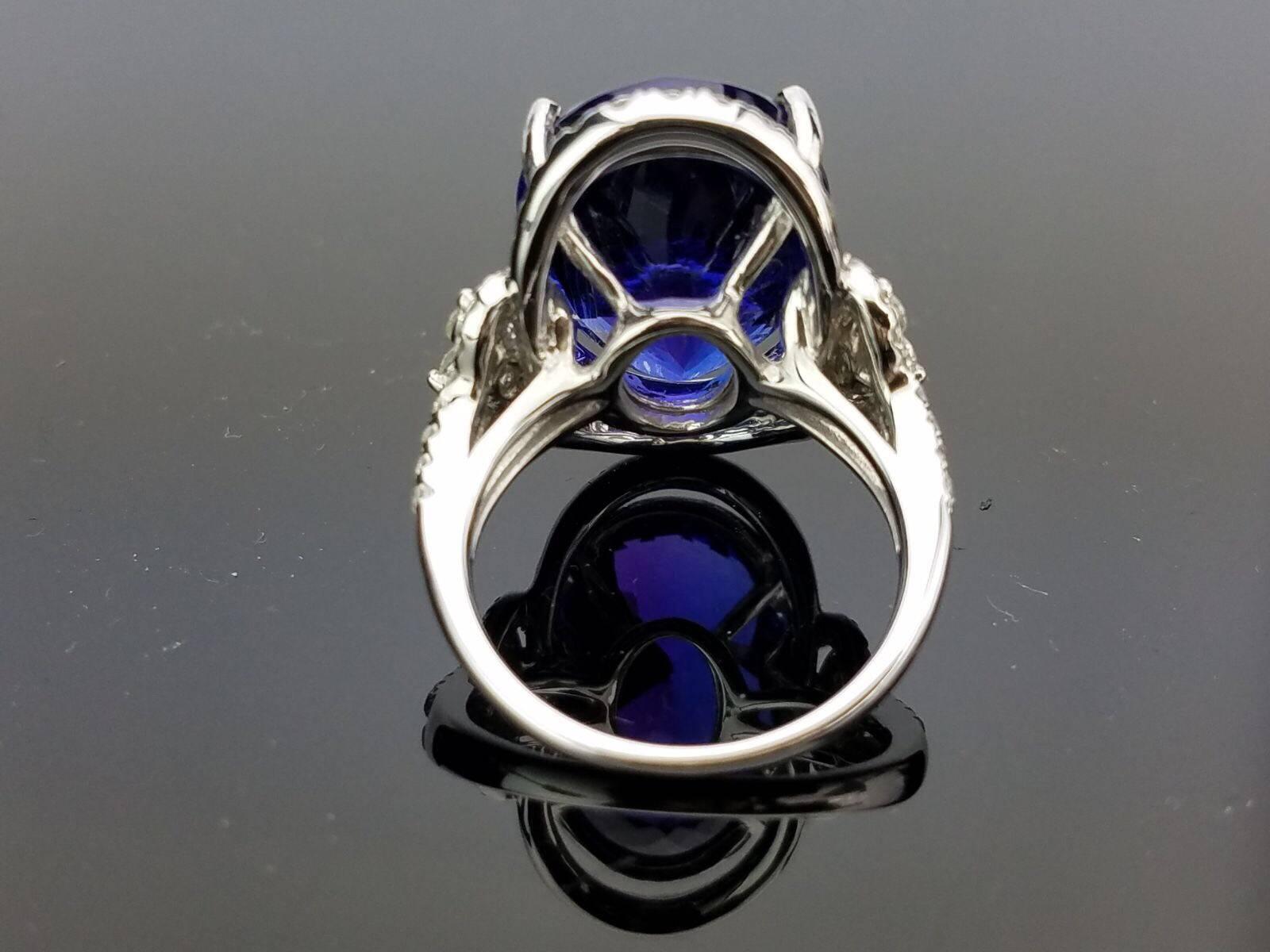 Oval Tanzanite and Diamond Cocktail Ring In New Condition For Sale In Bangkok, Thailand