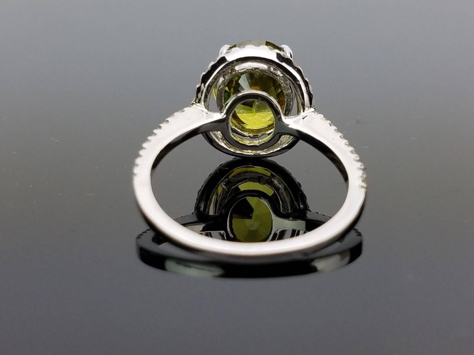 Classic Peridot and Diamond Cocktail Ring In New Condition In Bangkok, Thailand