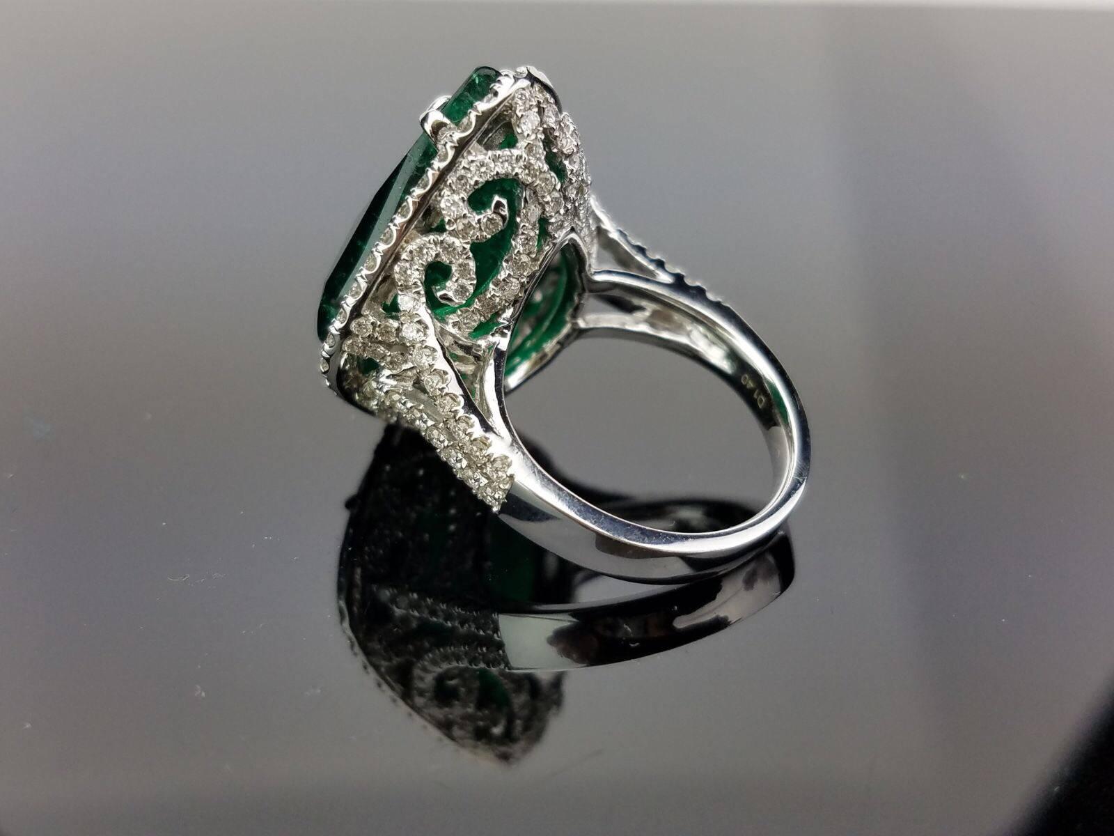Cocktail-Ring mit kolumbianischem Smaragd und Diamant im Phantasieschliff (Moderne) im Angebot