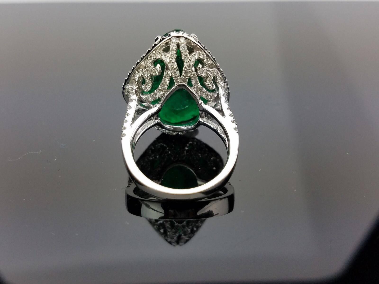 Cocktail-Ring mit kolumbianischem Smaragd und Diamant im Phantasieschliff im Zustand „Neu“ im Angebot in Bangkok, Thailand