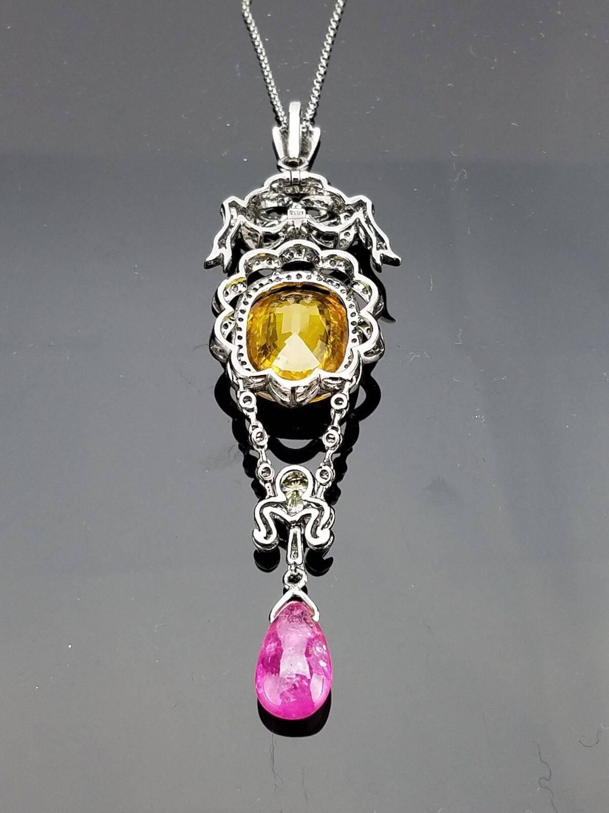 Taille ovale Collier à pendentif de style Art déco en saphir jaune, rubis et diamants en vente