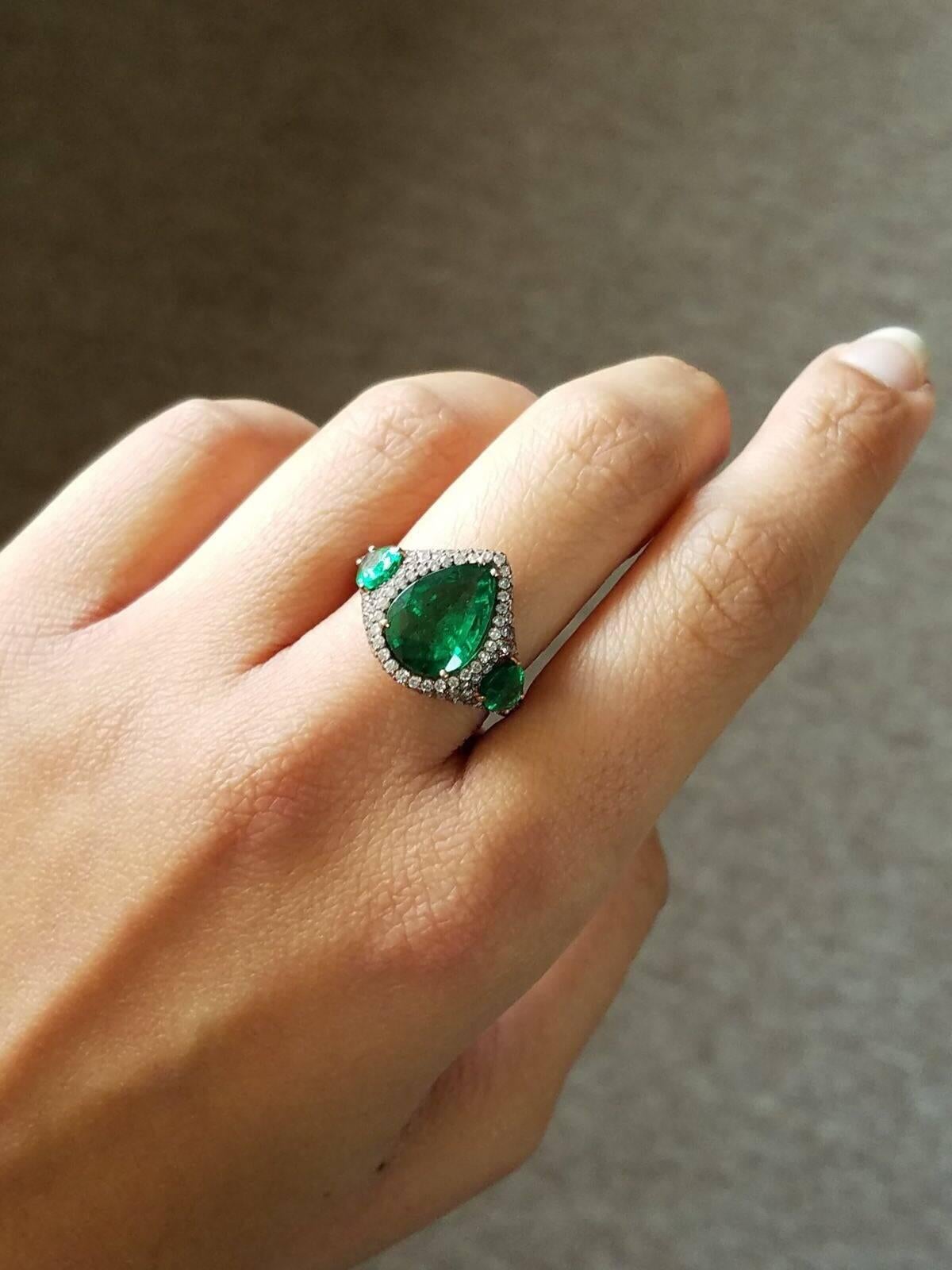 Pear Shape Emerald and Diamond Cocktail Ring In New Condition For Sale In Bangkok, Thailand
