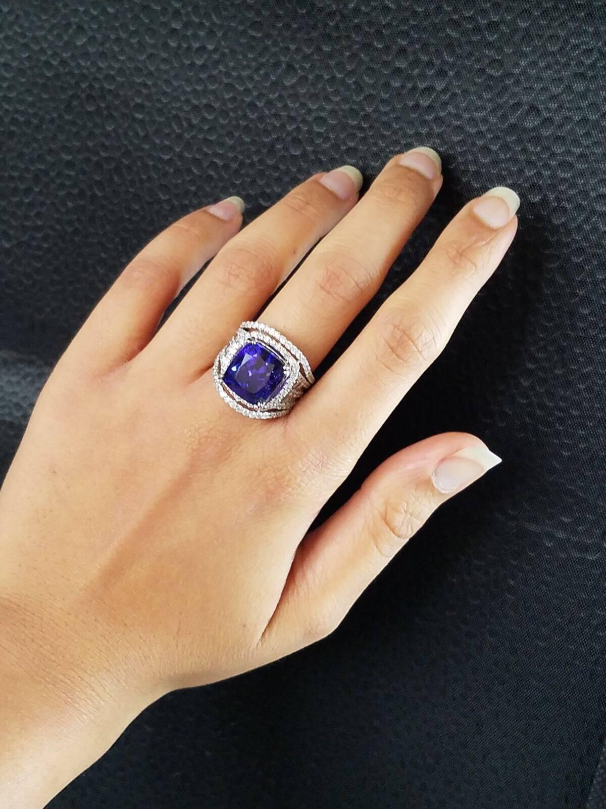 11.6 Carat Tanzanite and Diamond Cocktail Ring In New Condition For Sale In Bangkok, Thailand