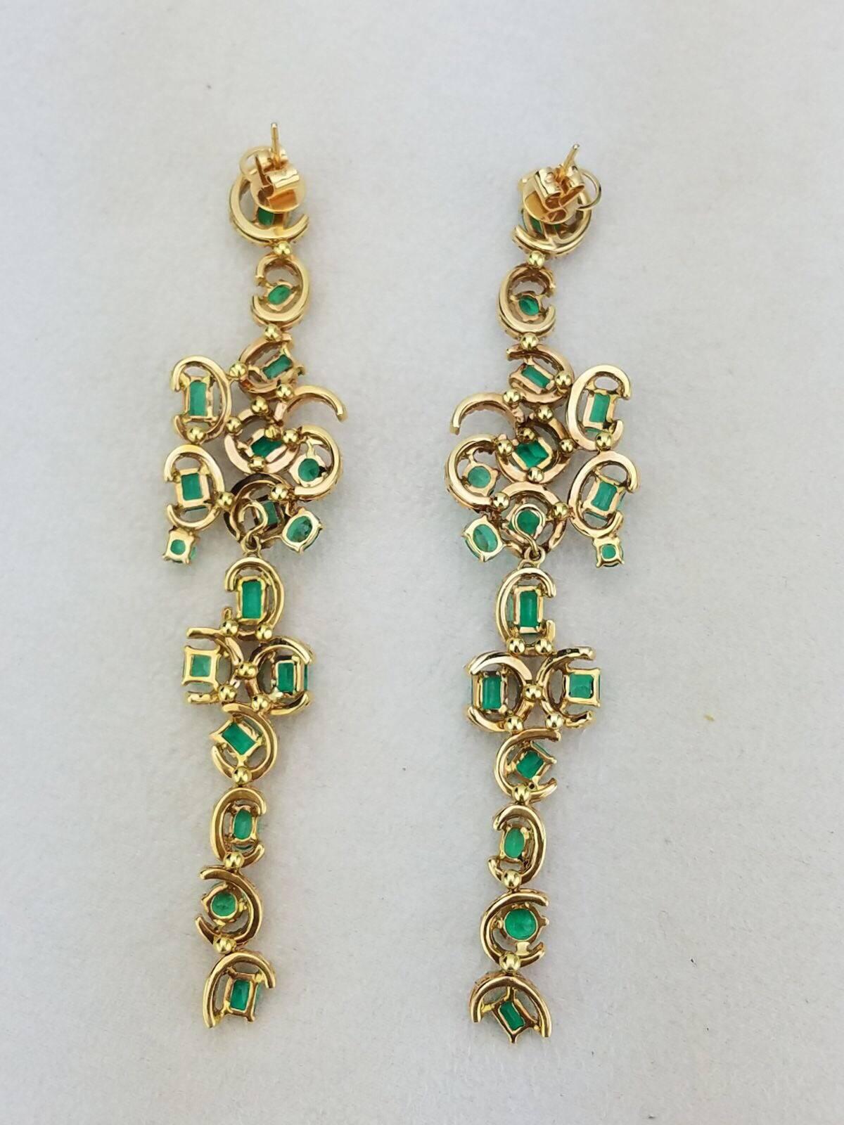 Statement Colombian Emerald and Diamond Dangling Earrings In Excellent Condition In Bangkok, Thailand