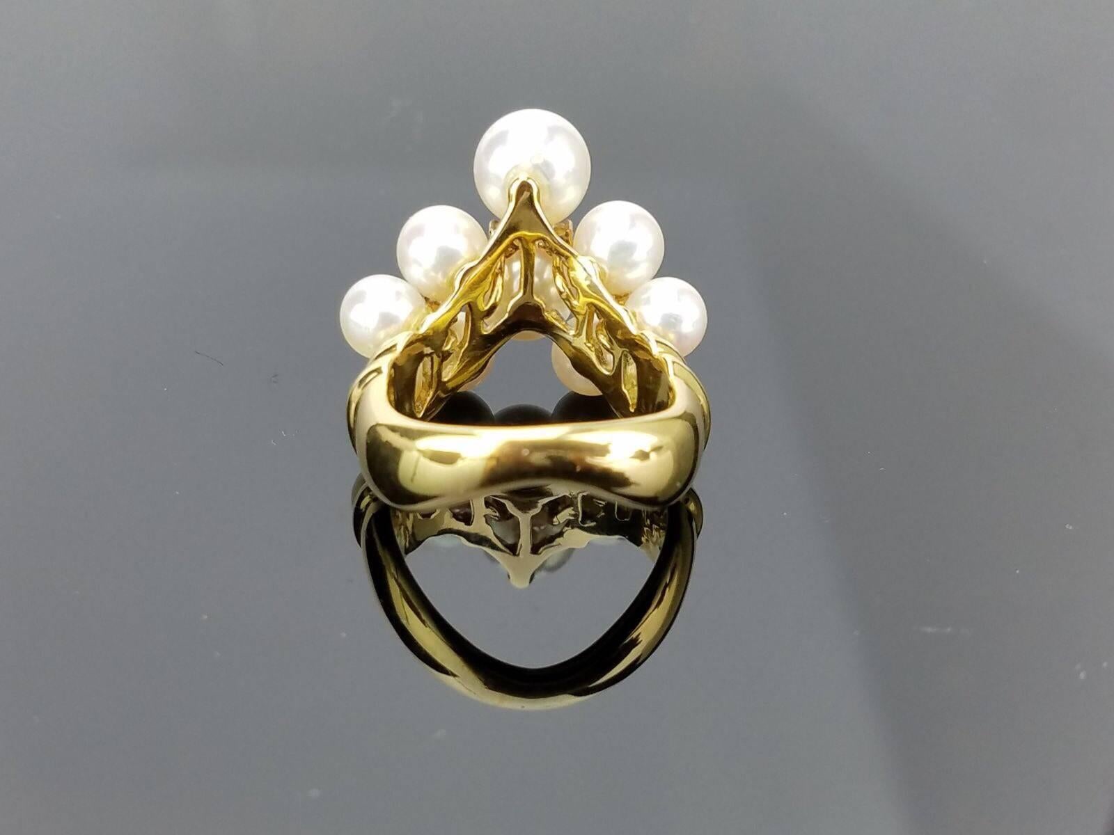 Beautiful Clustered Pearl and scattered Diamond cocktail ring, set in 18K yellow Gold. 