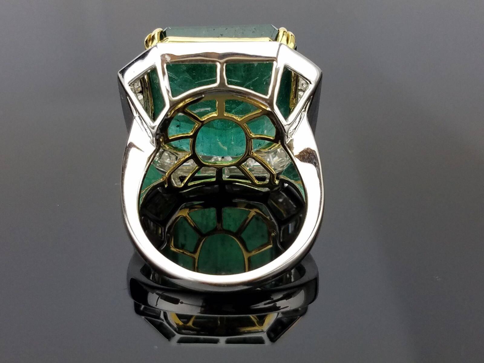 Certified 24.66 Carat Emerald and Diamond Cocktail Ring In New Condition In Bangkok, Thailand