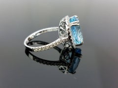 Ovaler blauer Topas und Diamant-Cocktailring