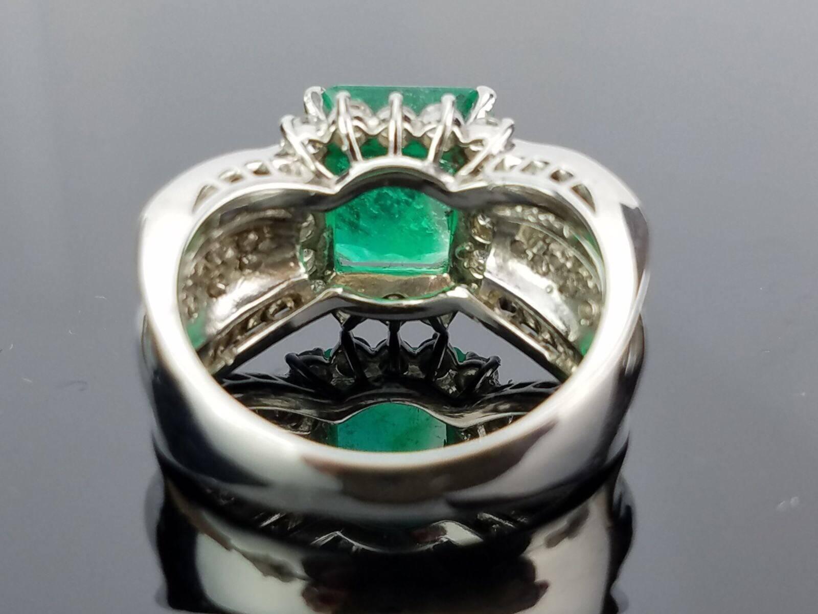 Art Deco Colombian Emerald and Diamond Cocktail Ring For Sale