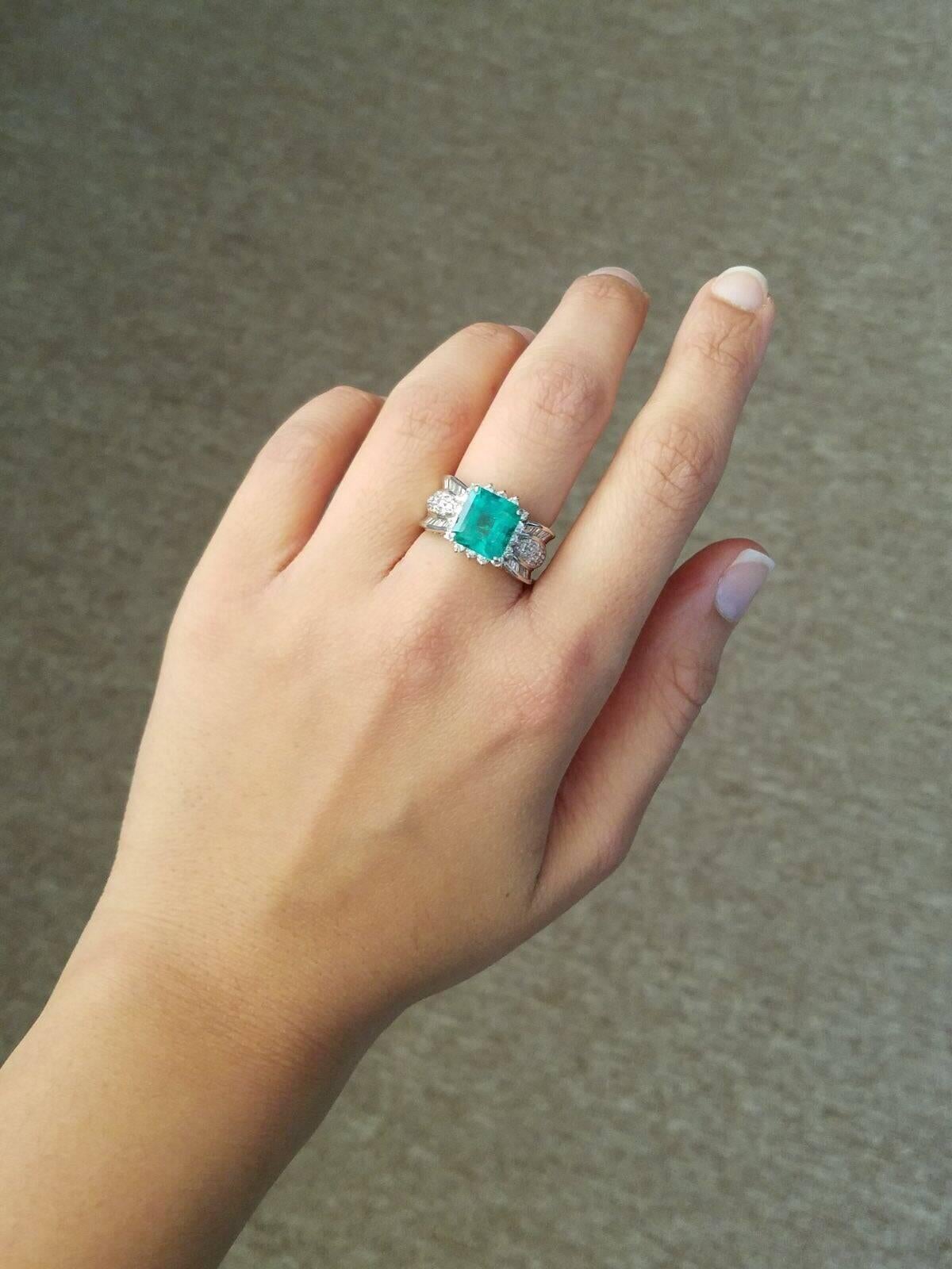 Colombian Emerald and Diamond Cocktail Ring In New Condition For Sale In Bangkok, Thailand
