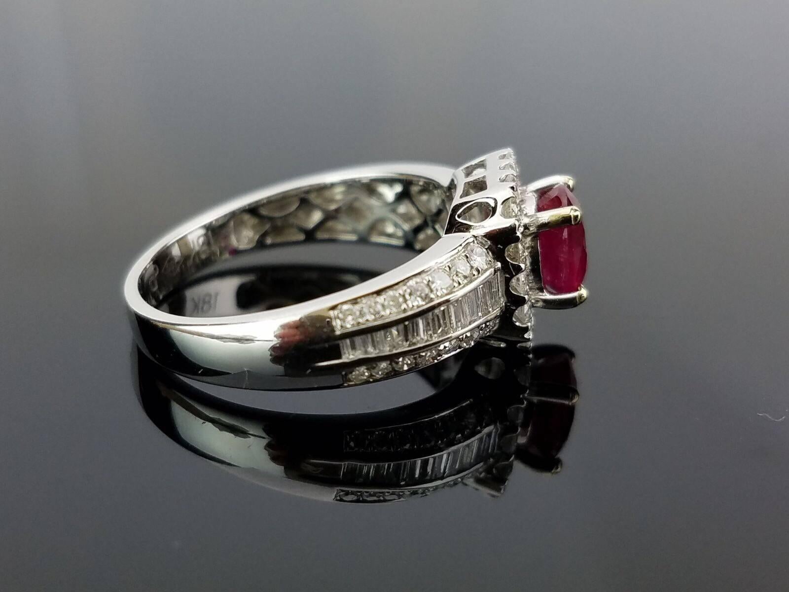 Art déco Bague à anneau ovale en rubis et diamants en vente
