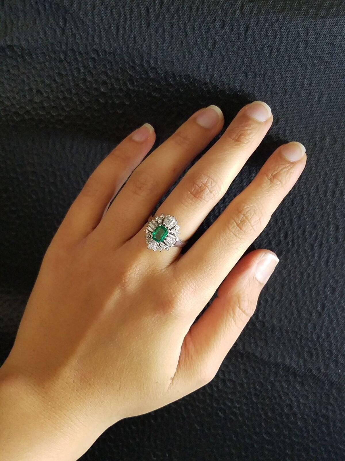 Colombian Emerald and Diamond Platinum Cocktail Ring In New Condition In Bangkok, Thailand