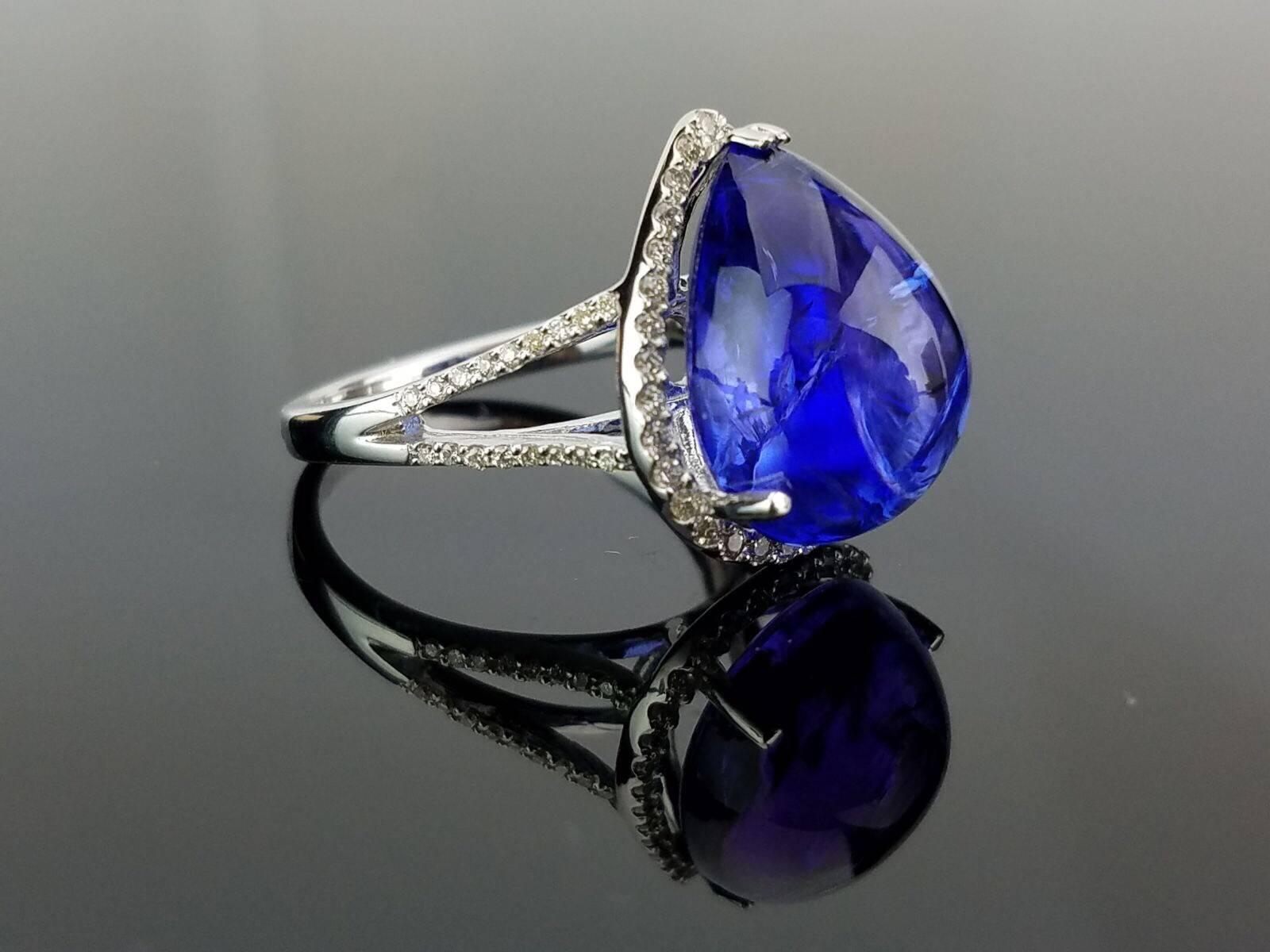 Moderne Bague cocktail en tanzanite cabochon poire de 10,9 carats et diamants en vente