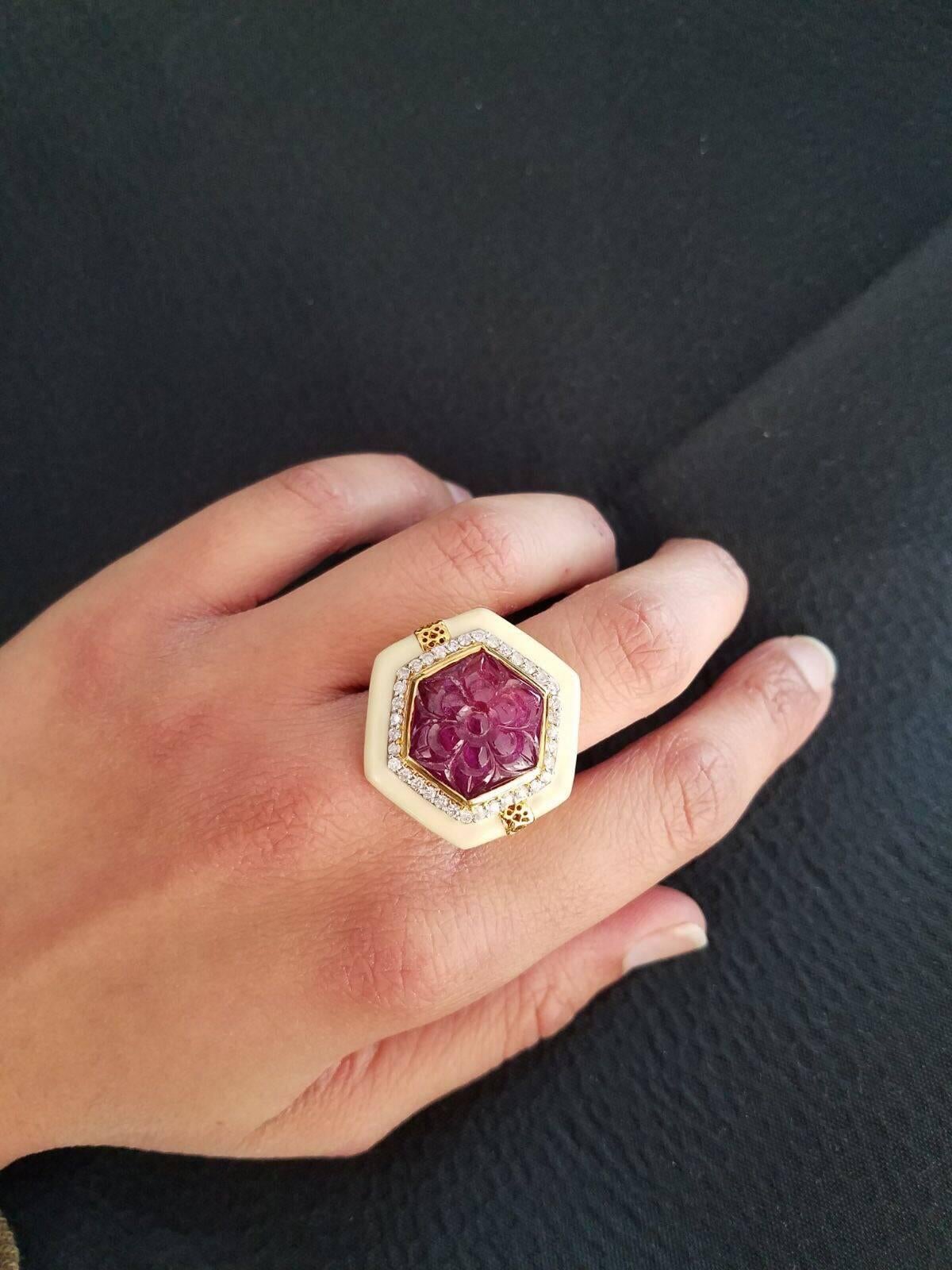 Carved 11 carat Ruby and White Enamel 18K Gold Cocktail Ring In Excellent Condition In Bangkok, Thailand