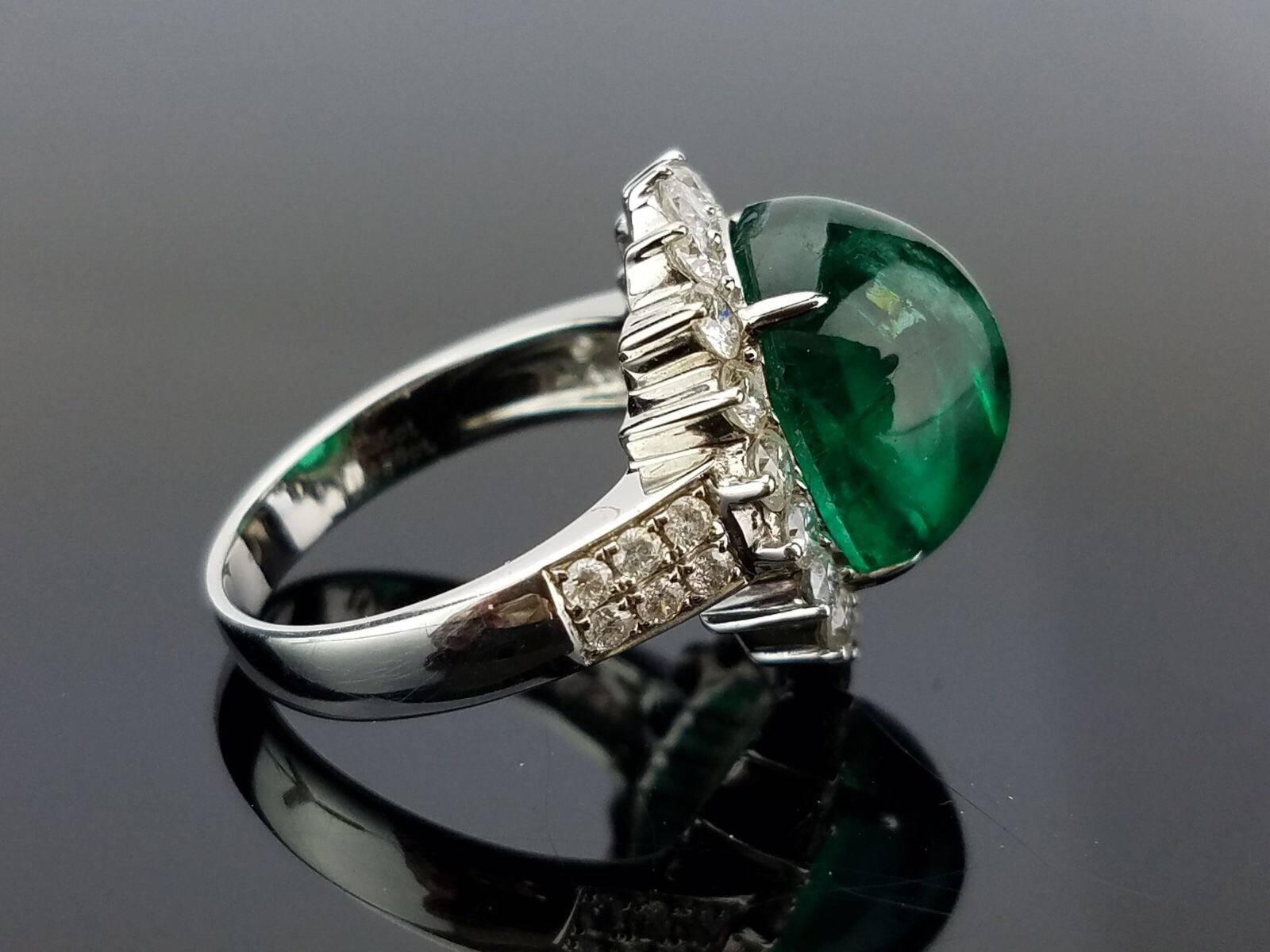 8.35 Carat Emerald Cabochon and Diamond Cocktail Ring In New Condition For Sale In Bangkok, Thailand