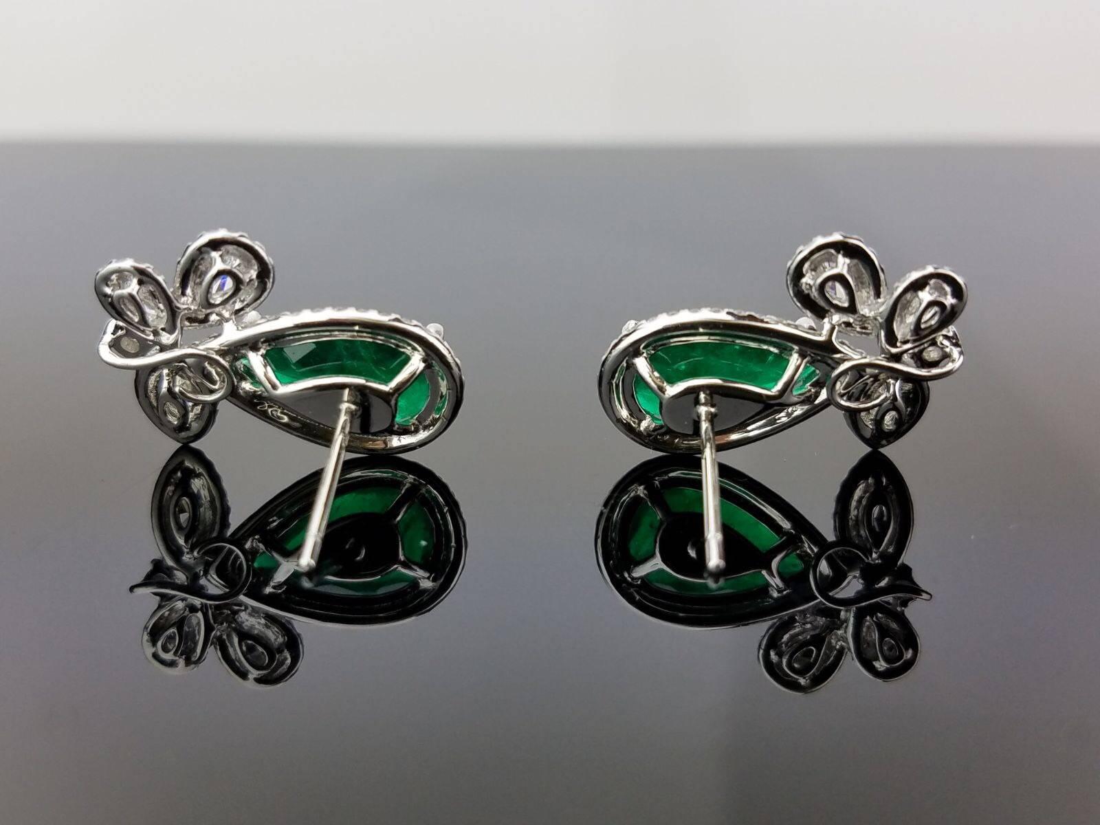 Modern Detachable Pear Shape Colombian Emerald and Diamond Dangling Earring