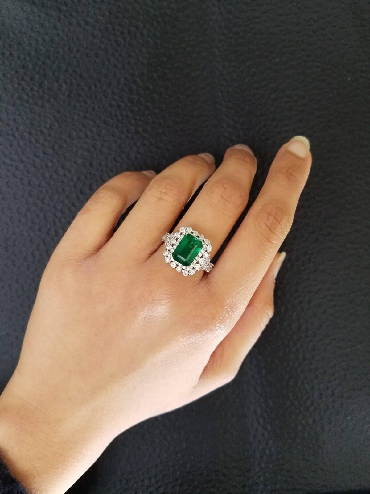 2.97 carat Emerald and Diamond Cocktail Ring In New Condition For Sale In Bangkok, Thailand